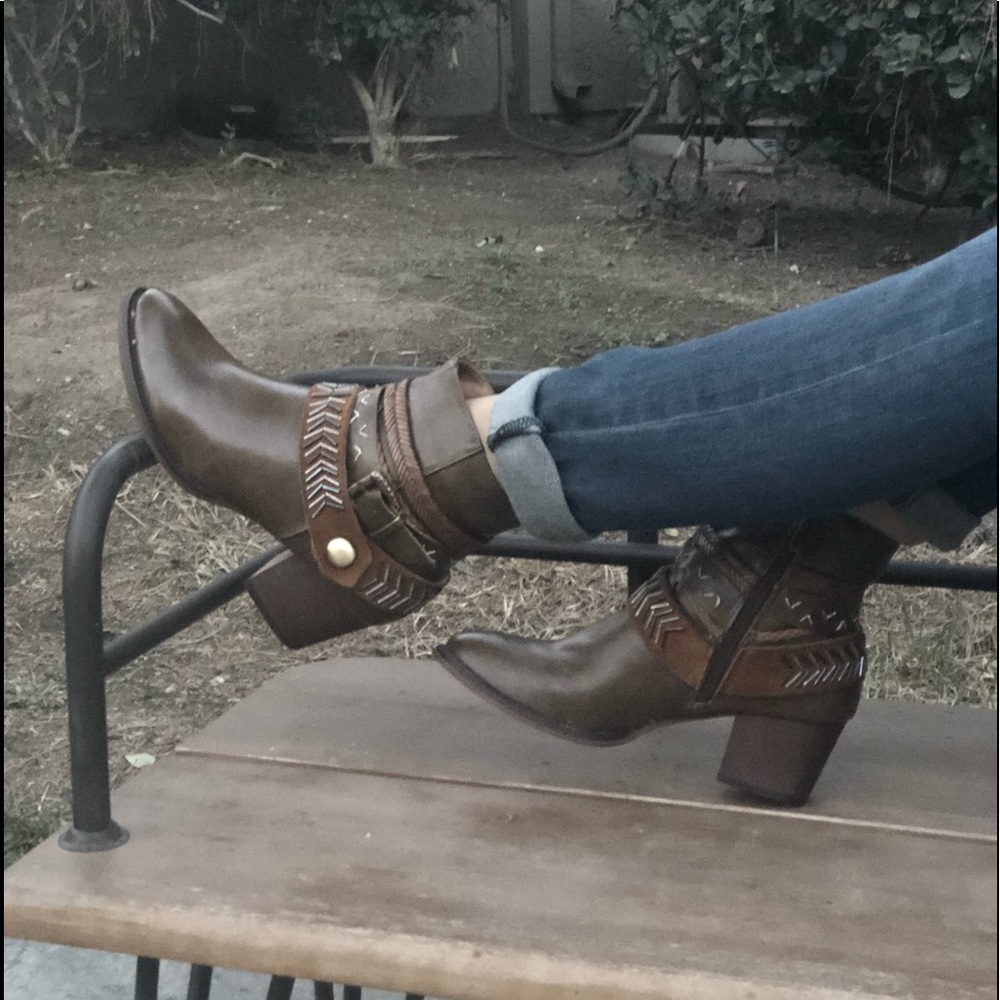 BROWN FAUX LEATHER WESTERN BOOTS - Picture 2 of 8